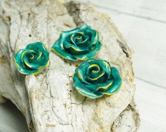 3 Roses turquoise modelées en porcelaine froide