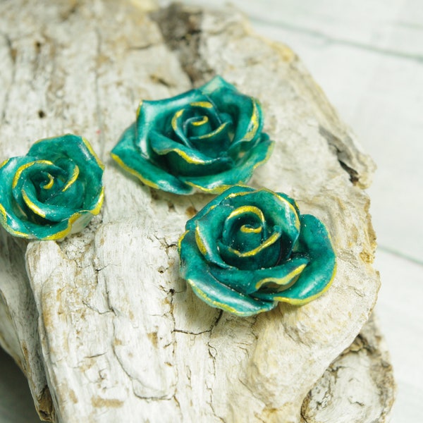 3 Roses turquoise modelées en porcelaine froide