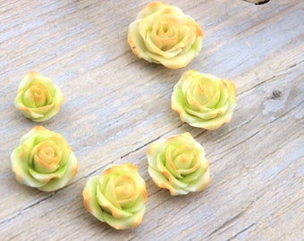 6 Petites roses jaunes abricot,  modelées en porcelaine froide