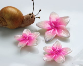 3 Fleurs de frangipanier, modelées à la main en porcelaina froide, artisanat français -