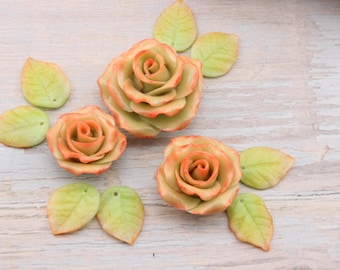 Ensemble de 3 Roses et 8 feuilles aquarellées orange dégradé de vert,  modelées en porcelaine froide