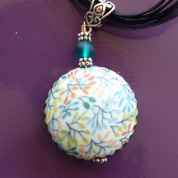 Collier pendentif feuillages,fonds marins multicolore perle palet en porcelaine artisanale