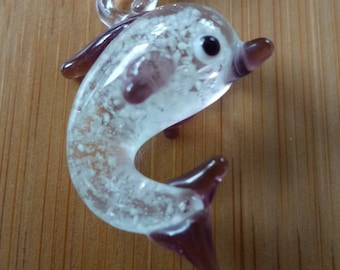 Collier pendentif Oum le petit dauphin en verre soufflé et  monté sur cuir