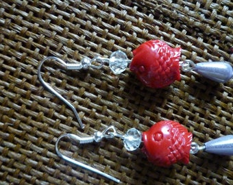 Boucles d'oreilles poissons rouges en Cinabre ,perles verre cristal de Bohème