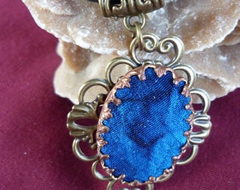 Collier pendentif cabochon en soie bleue monté sur support filigrané bronze