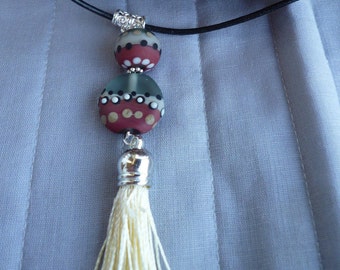 Collier  de verre  artisanal filé lampwork esprit ethnique pompon de soie