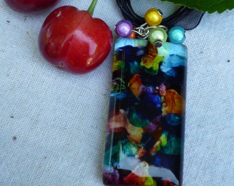 Collier pendentif rectangle peinture sur verre multicolore et perles magiques