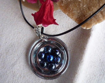 Collier  de verre Dichroïque  gouttes artisanales et son  support spirale de  verre argenté