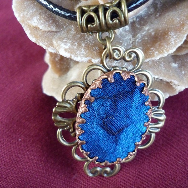 Collier pendentif cabochon en soie bleue monté sur support filigrané bronze