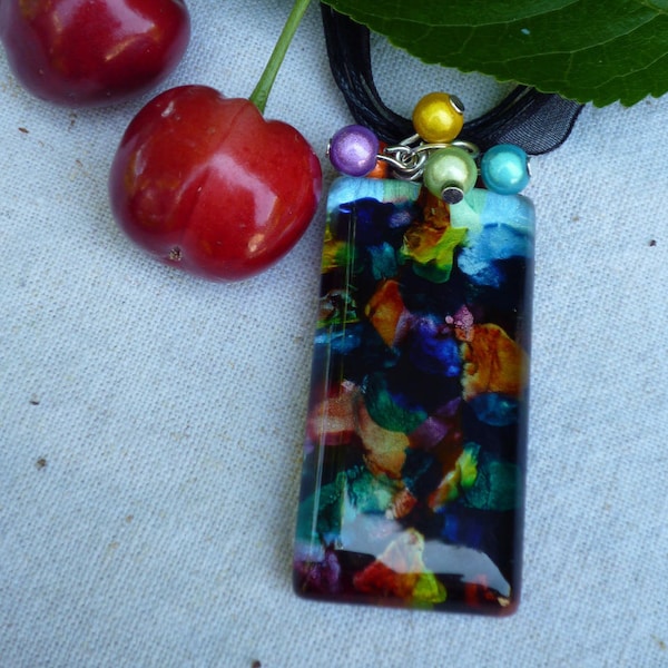 Collier pendentif rectangle peinture sur verre multicolore et perles magiques