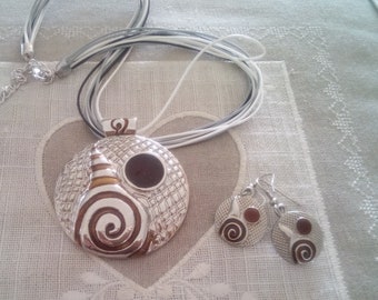 Collar and earrings metallic navy-spirited shell