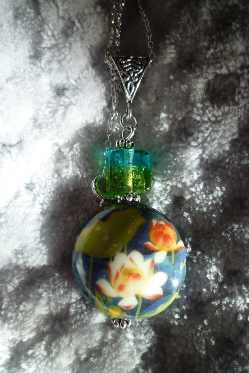 Porcelain necklace illustrated with a reversible hand-made lotus
