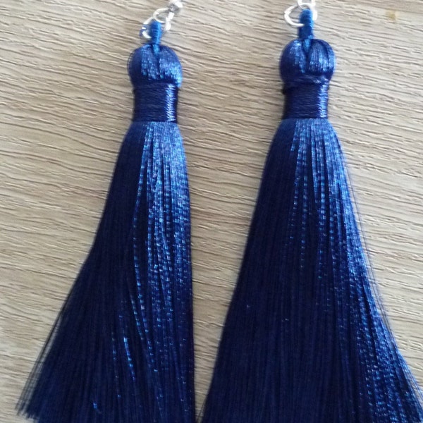 Boucles d oreilles pompon de soie naturelle bleu nuit