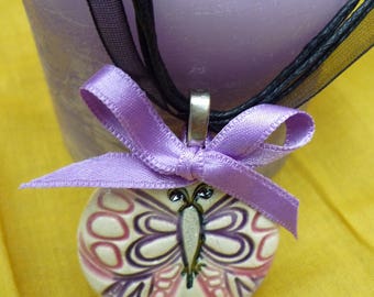 Collier médaillon papillon en céramique violet et rose