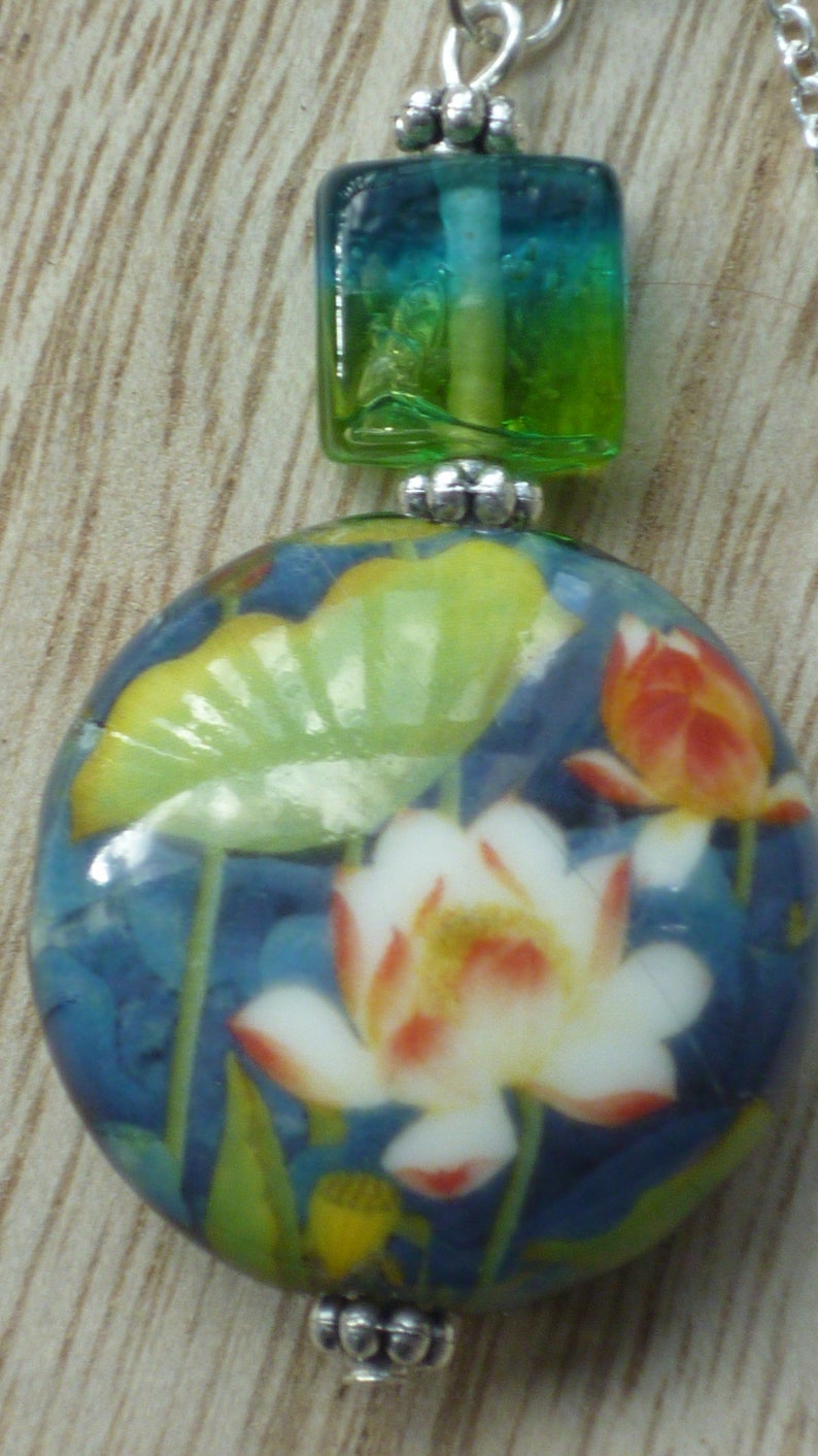 Porcelain necklace illustrated with a reversible hand-made lotus