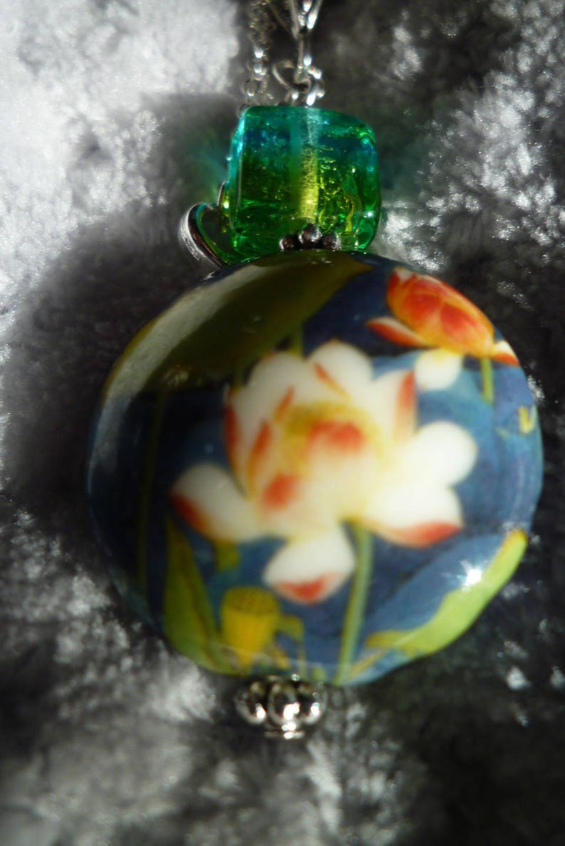 Porcelain necklace illustrated with a reversible hand-made lotus