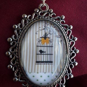 Retro-minded bird glass necklace