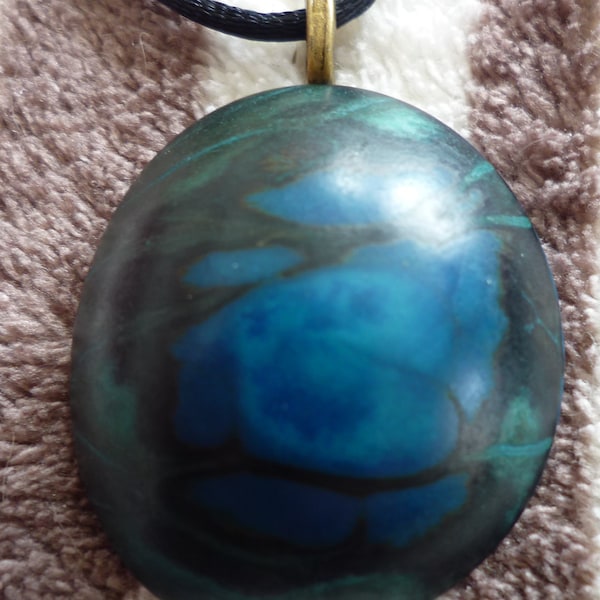 Collier,pendentif ,tour de cou  graine de Tagua beige ou bleu ou vert origine Colombie graine de palmier
