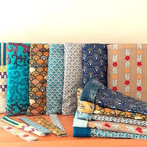 Protège livre imprimé  éventails japonais ou coquilles, avec marque page en cadeau tissu,  coton rembourré , idée cadeau original