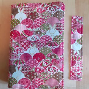 Adjustable or adjustable book cover with bookmark in padded cotton canvas fabric with Japanese print. Original gift idea, fashion gift
