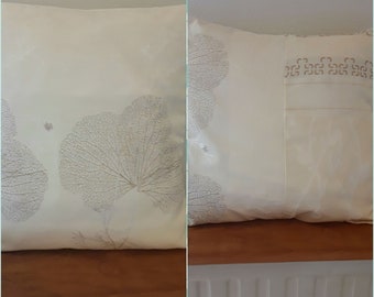 DE-STORAGE Cushion cover: ivory with gold thread paperback on satin.