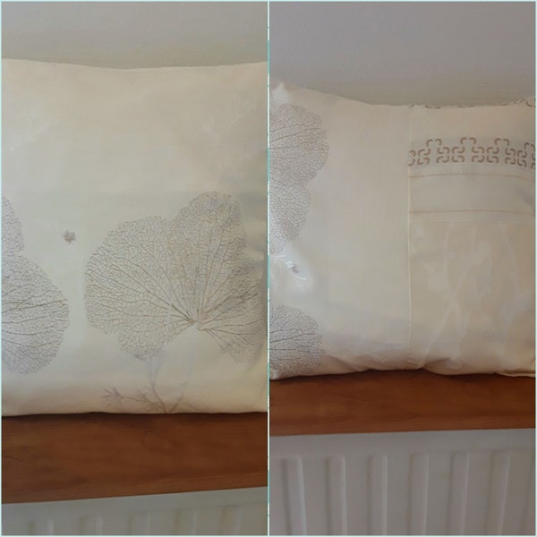 DE-STOCKAGE Housse de coussin: ivoire  avec fil d'or broché sur satin.