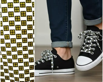 Par de cordones extralargos con estampado de estilo africano y pequeños cuadros vichy blancos y negros en tela estampada con cera.