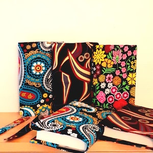 Adjustable or adjustable book cover with bookmark in padded wax cotton canvas fabric. Original gift idea, fashion gift