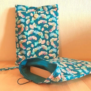 Protège livre imprimé ginko biloba, avec marque page en cadeau. tissu coton fortement entoilé pour solidité, idée cadeau original