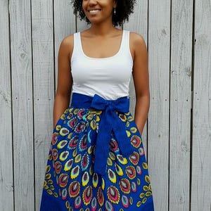 Rok in Afrikaanse stijl met waxprint, pauwenveren en kente-patroon, verkrijgbaar in de maten 34/36/38/40/42/44.