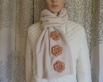 RAPIDE ENVOI Very hot double-thick polar scarf with copper-glazed embroidered effect appliqués on a beige background.