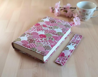 Adjustable or adjustable book cover with bookmark in padded cotton canvas fabric with Japanese print. Original gift idea, fashion gift