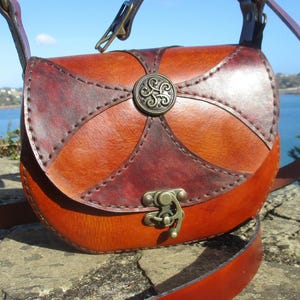 Sac bandoulière en cuir, sac a main femme, sac handisanal , personnalisé ,licorne ou noeud celte