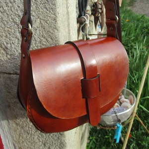 sac bandoulière cuir, sac besace , ample, cuir de qualité, cousu et teinté main