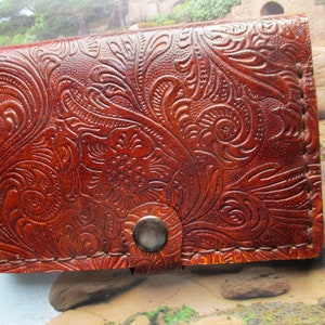 portefeuille large, cuir gravé fleurs et feuilles, teinté et cousu main, marron