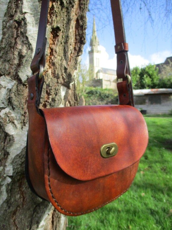 Sac Artisanal Petit En Cuir Souple - Motifs Reliefs, Bandoulière Fine, Noir Et Violet, état Très Bon