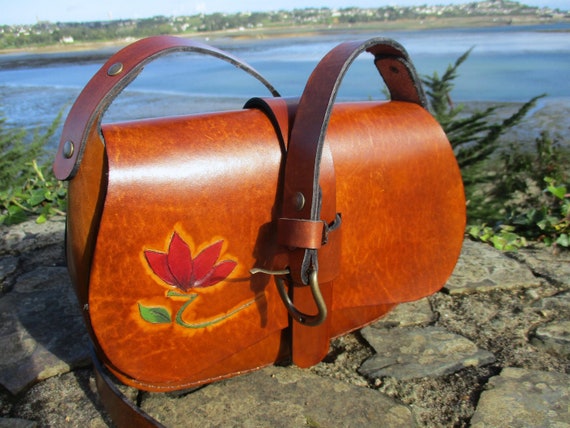 sac bandoulière en cuir, fleur de lotus gravée, tannage écologique