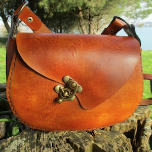 sac cuir bandoulière, fermoir, sac femme teinté et cousu main , sac tan végétal artisanal