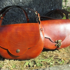 sac bandoulière en cuir , teinté et cousu main , fermoir au choix