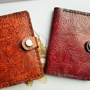 portefeuille cuir gravé feuilles fleurs ,petit portefeuille femme, teinté et cousu main, rouge ou marron au choix