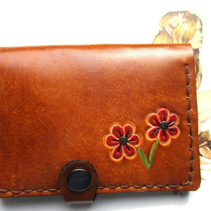 portefeuille cuir gravé , fleurs personnalisées, teintées et colorées main , cadeau femme