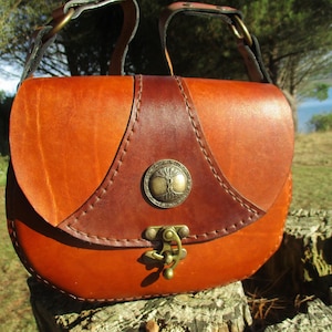sac à bandoulière en cuir, sac artisanal fait main, style celte, original , concho arbre de vie ou noeud celte