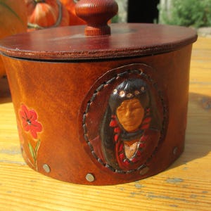 l'indienne , boite a bijoux , boite cuir repoussé a la main, boite de rangement, très belle, 2 modèles