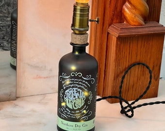 Lámpara de mesa de ginebra / ron / botella de tequila reciclada con interruptor retorcido retro y luz de hadas: regalo de cumpleaños, regalo de aniversario, regalo de bienvenida a la casa