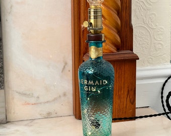 Meerjungfrau Gin Flaschenlampe | Rum | Tequila Upcycling Flasche Tischlampe | Retro Drehschalter & Fairy light - Jubiläumsgeschenk, Einweihungsgeschenk