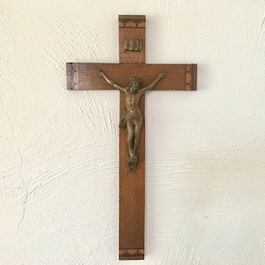 Kruzifix aus Holz und Metall, religiöse Dekoration