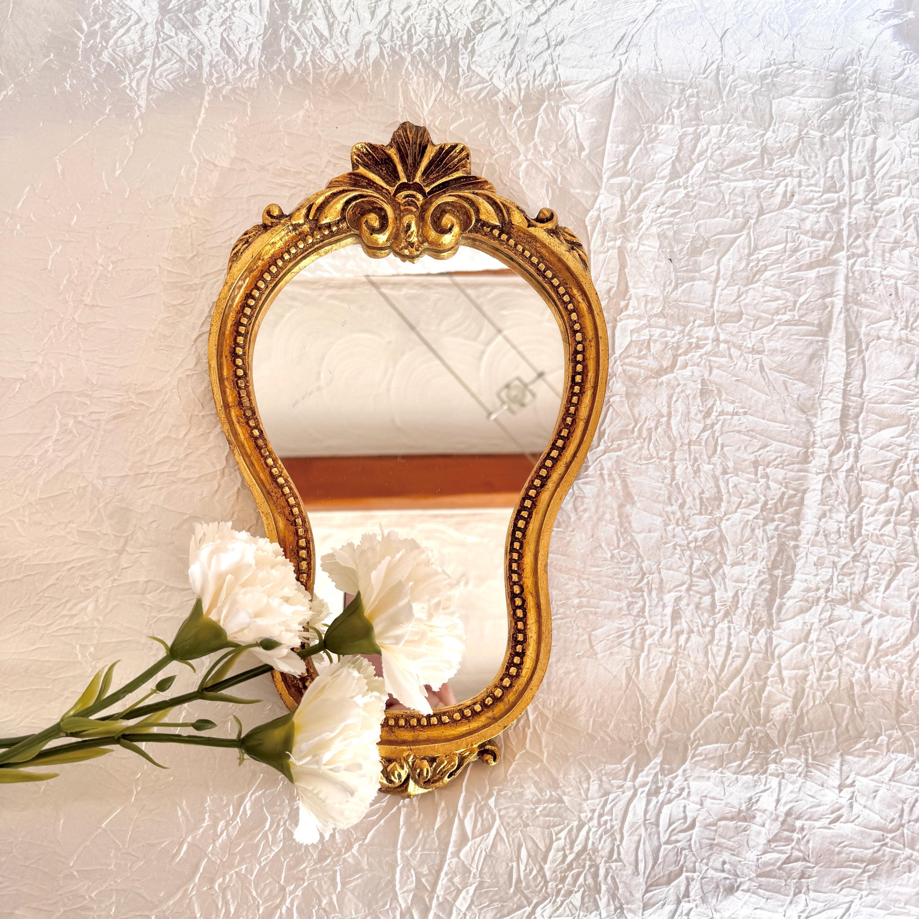 Miroir doré cadre à moulures style baroque