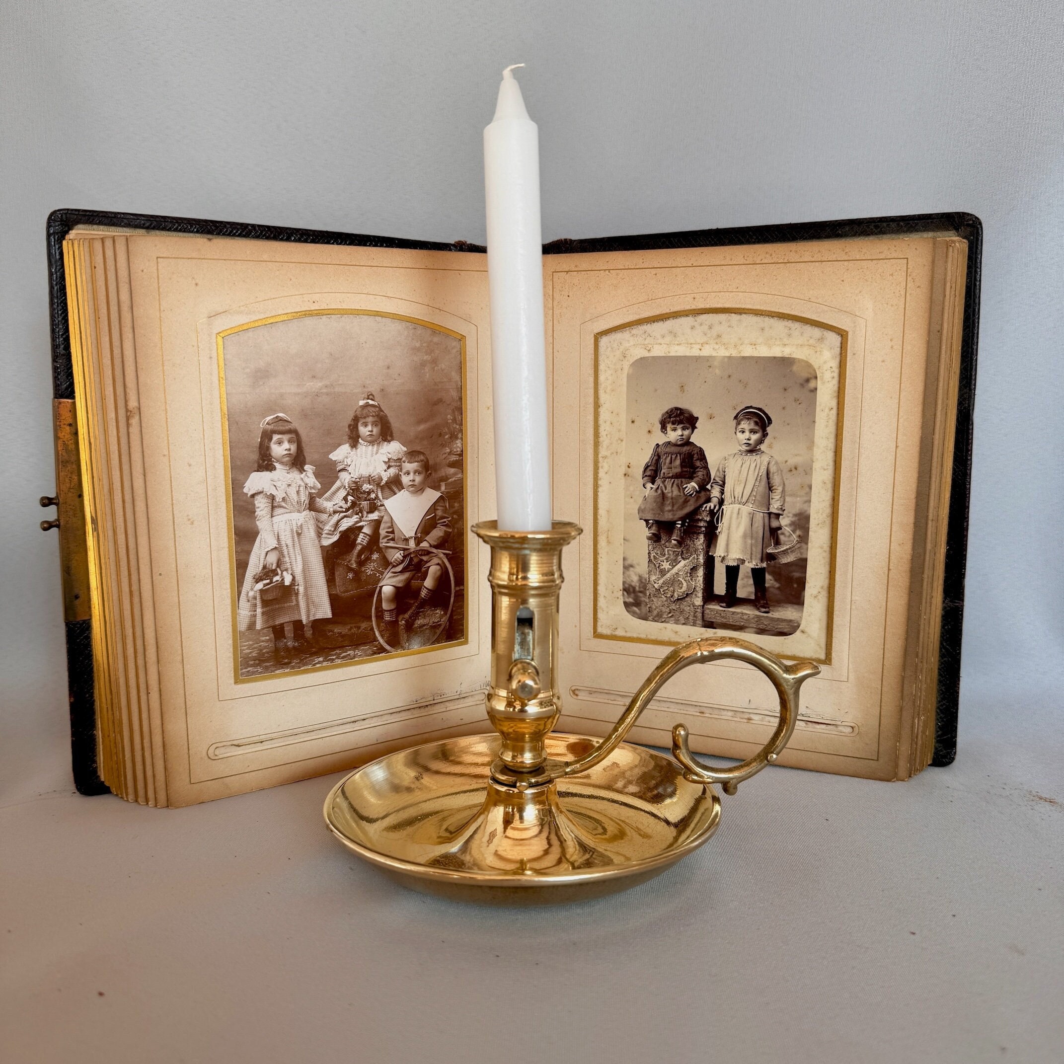 Cellar rat candle holder in gilded brass with a wheel