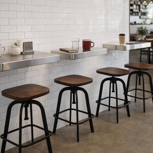 Schwebende Edelstahl-Bartische (Café/Kaffeehaus) mit abgerundeten Ecken, Durchmesser 5 cm | Modernes Café-Regal | Wandmontiertes Metallregal
