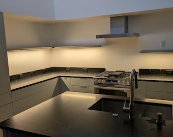 Narożna wisząca półka z wpuszczanym oświetleniem LED | Półka kuchenna ze stali nierdzewnej w kształcie litery L | Oświetlenie RGB